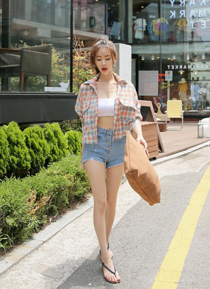 夏日清凉的新款超低抹胸装，性感迷人小姐姐摆起俏皮姿势，大秀修