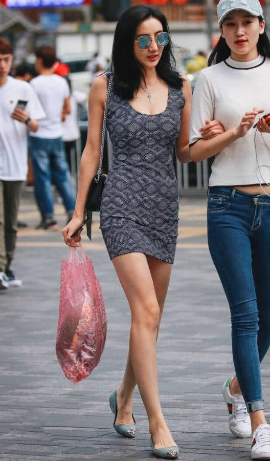 气质小姐姐蛇纹连体包臀裙，裹出独有身材