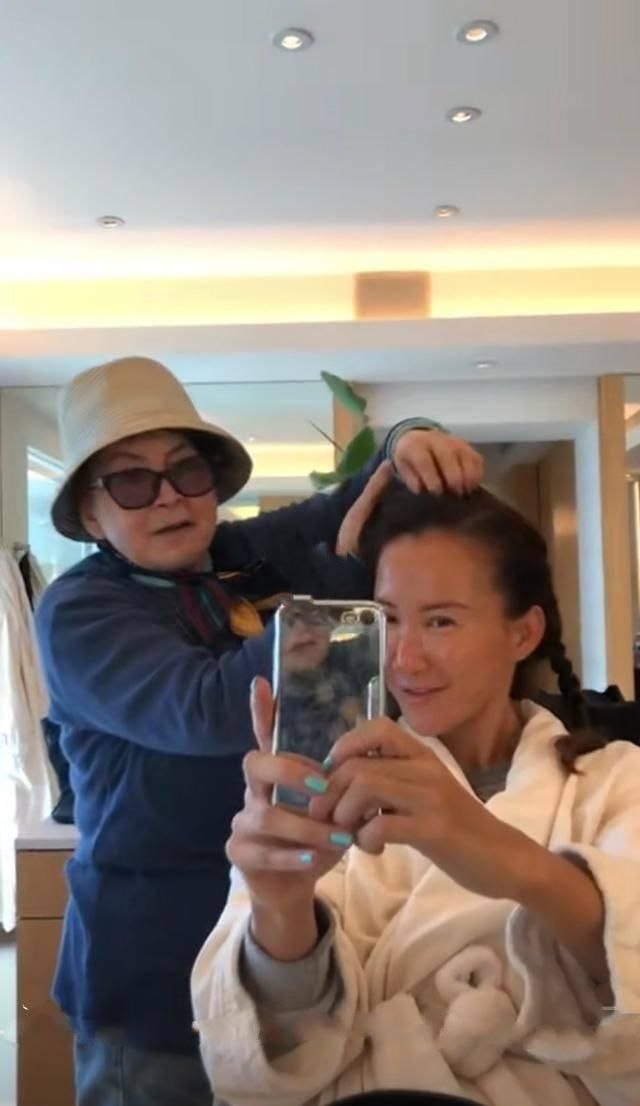 「穿衣」被李玟素颜吓到了!45岁还没老妈时髦显年轻,这张脸到底经历了啥