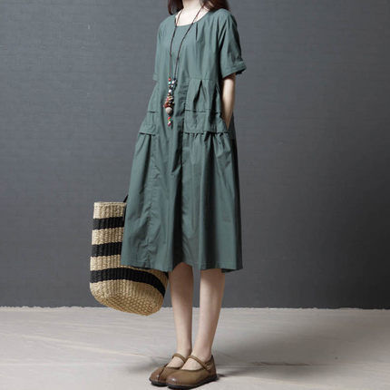 年过40的你偶尔装嫩一下,多穿这样的连衣裙配高跟鞋焕发女人味