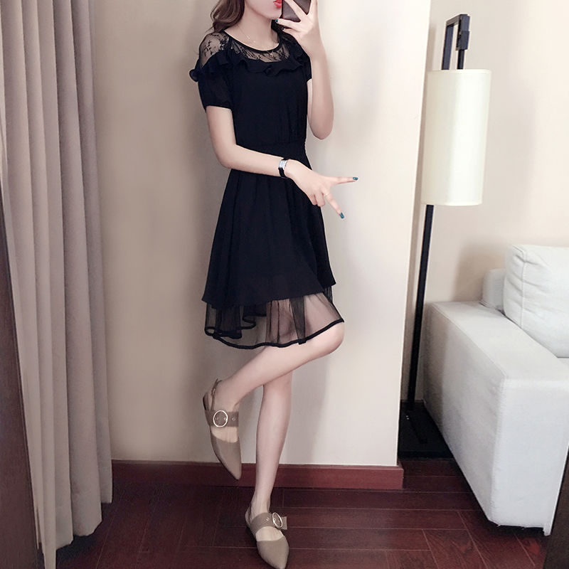 穿着“小黑裙”去约会,体现女生柔柔的气质,男友看的挪不开眼了