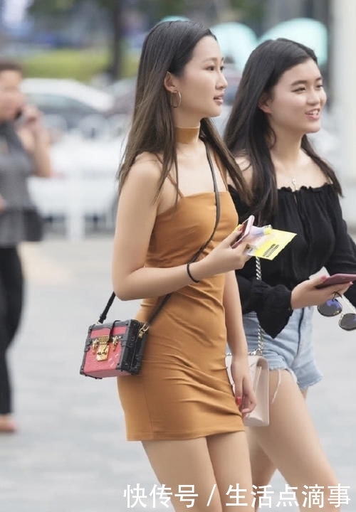 【气质】小姐姐一件修身连衣裙,“土”气的颜色,穿出优雅的气质