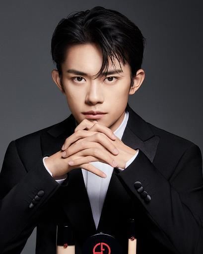  #评价则#李汶翰代言口红，肖战代言雅思兰黛，男星代言彩妆也挺好