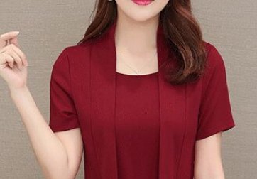 天啊,52岁婆婆真敢穿!“酒红”连衣裙,洋气高贵显年轻20岁