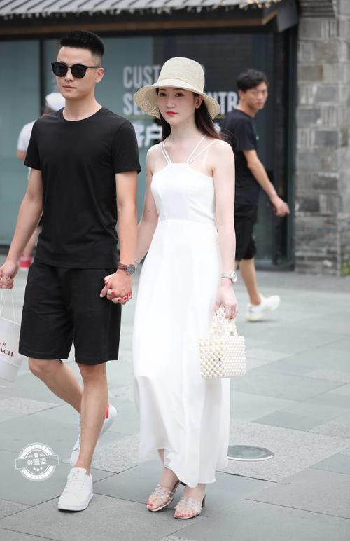 路人街拍，金童玉女，非常般配的一对，祝福他们吧！