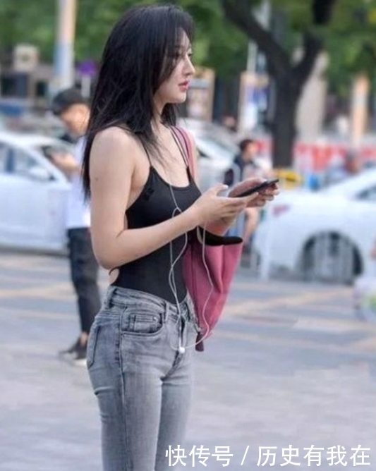  『显得身材』街拍：简单穿搭的时髦美女，搭配的好一样美，身材曼妙魅力十足