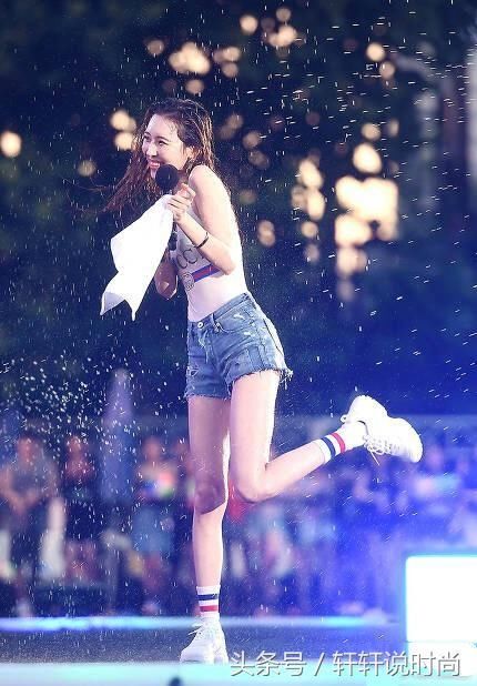 李宣美穿连体泳衣配热裤，这身材太惊艳了，网友：女神上厕所咋办