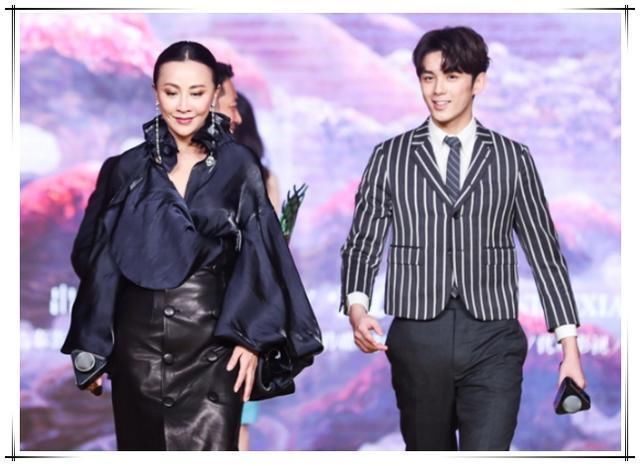 刘嘉玲终于不扮嫩，52岁尽显女王范，网友：脚上的鞋子看着就冒汗