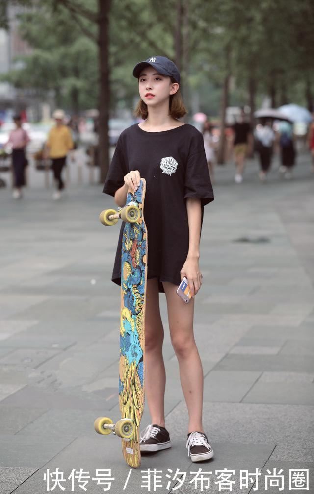 街拍：美女一身时尚装扮很清新，妥妥女神范！