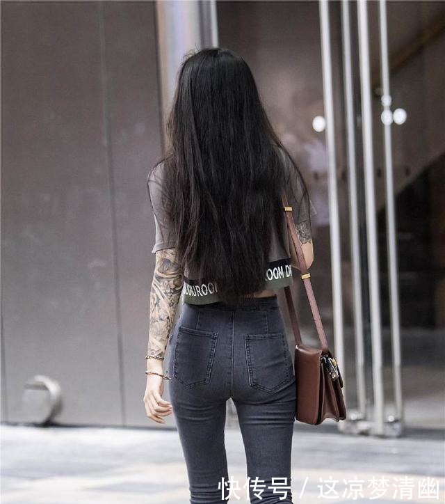 街拍短衫、低腰紧身裤的穿搭，尽显长腿小蛮腰