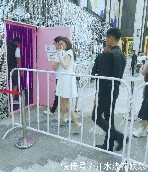 唐嫣真厉害! 穿的吊带裙空荡荡的 网友: 这尺寸没得遮太小了!