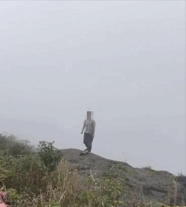 湖南年轻女孩在四川峨眉山景区跳崖自杀身亡,游客多方劝阻无果