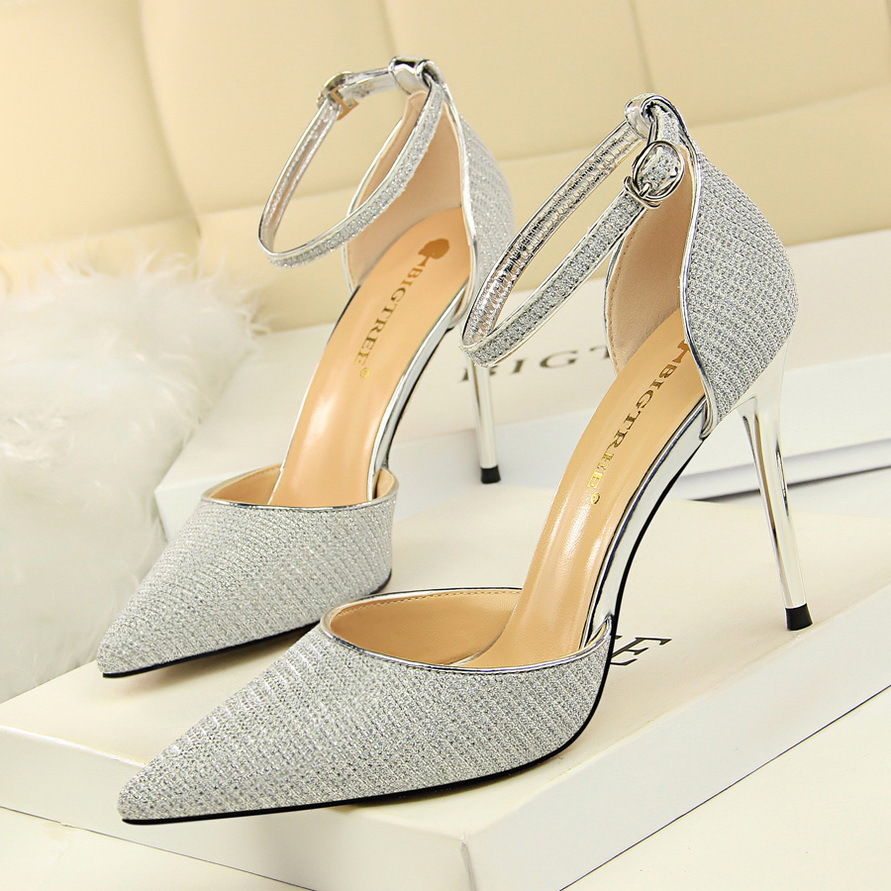 1米5多的女人，别穿粗跟鞋，试试这些高跟鞋，显年轻高到爆表