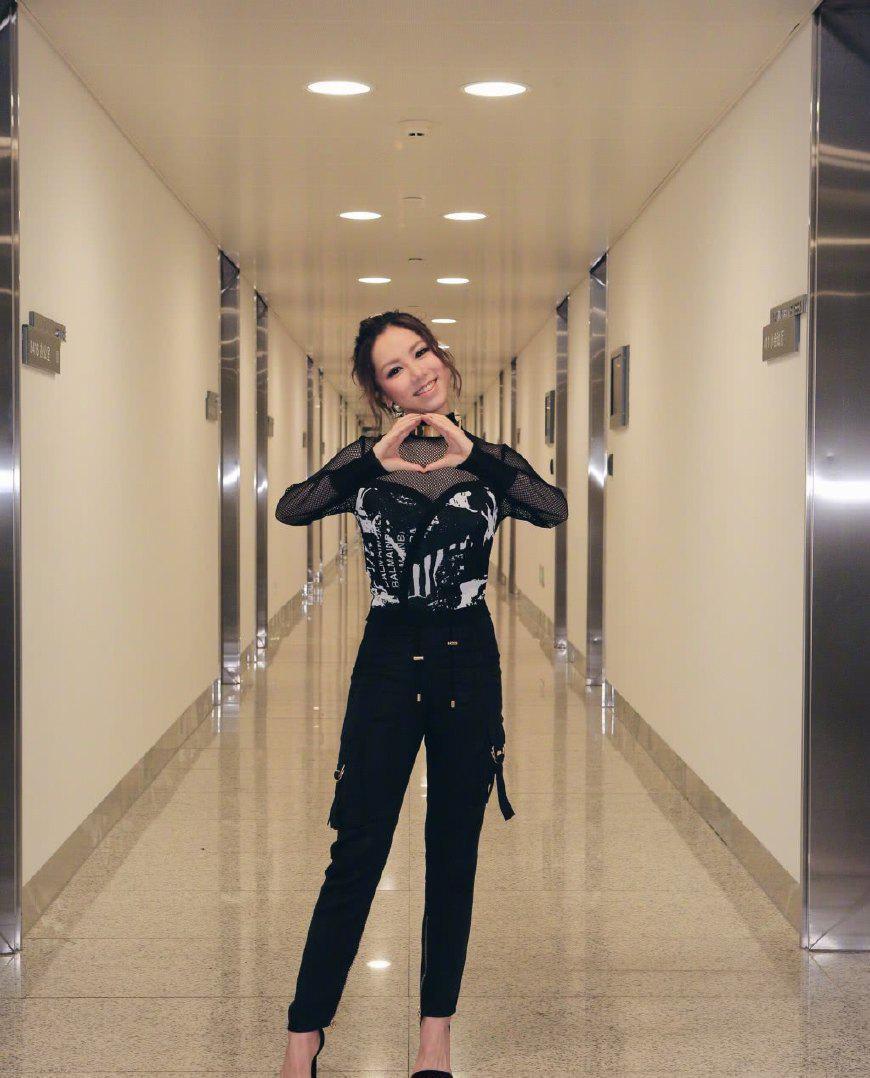 瘦下来后的邓紫棋穿件衬衫就敢去机场，网友：这腿是真实的吗？