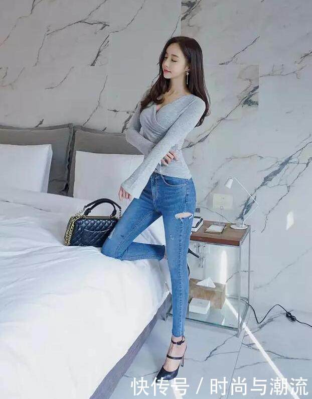 非常简单的紧身牛仔裤，衬托出女人十足的魅力！