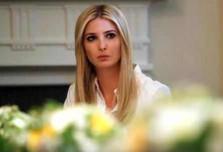 37岁的伊万卡:白色紧身衣配墨镜，最后一张霸气坐在按摩椅上!