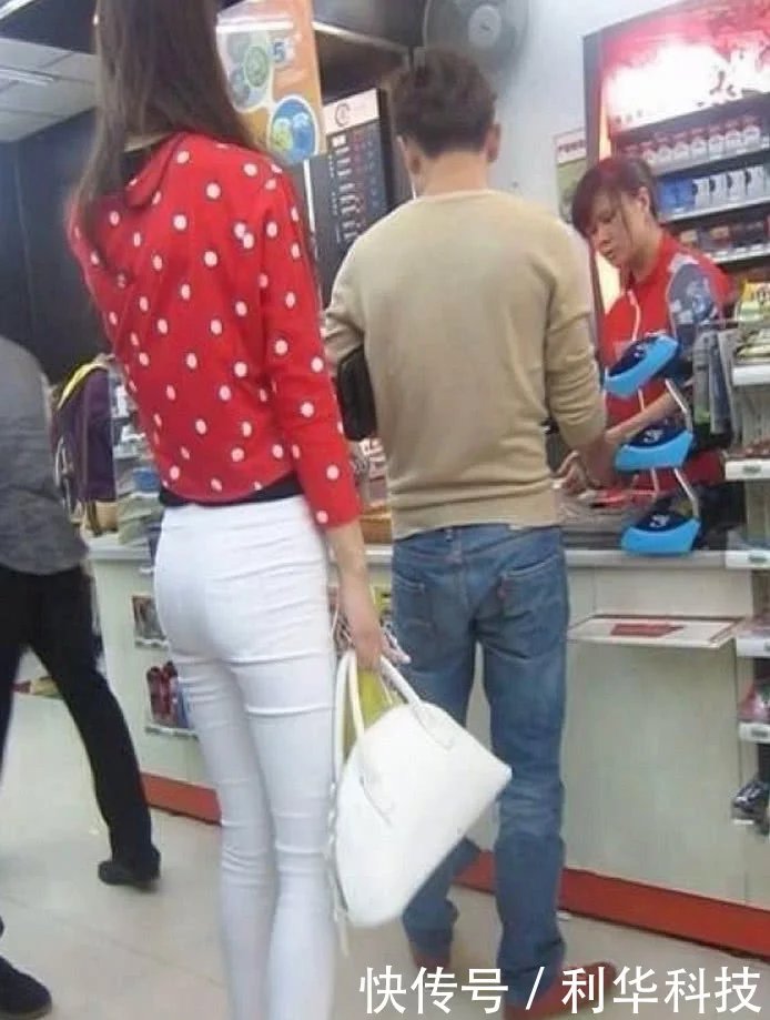 上衣颜色难以搭配，一条白色修身裤就能搞定