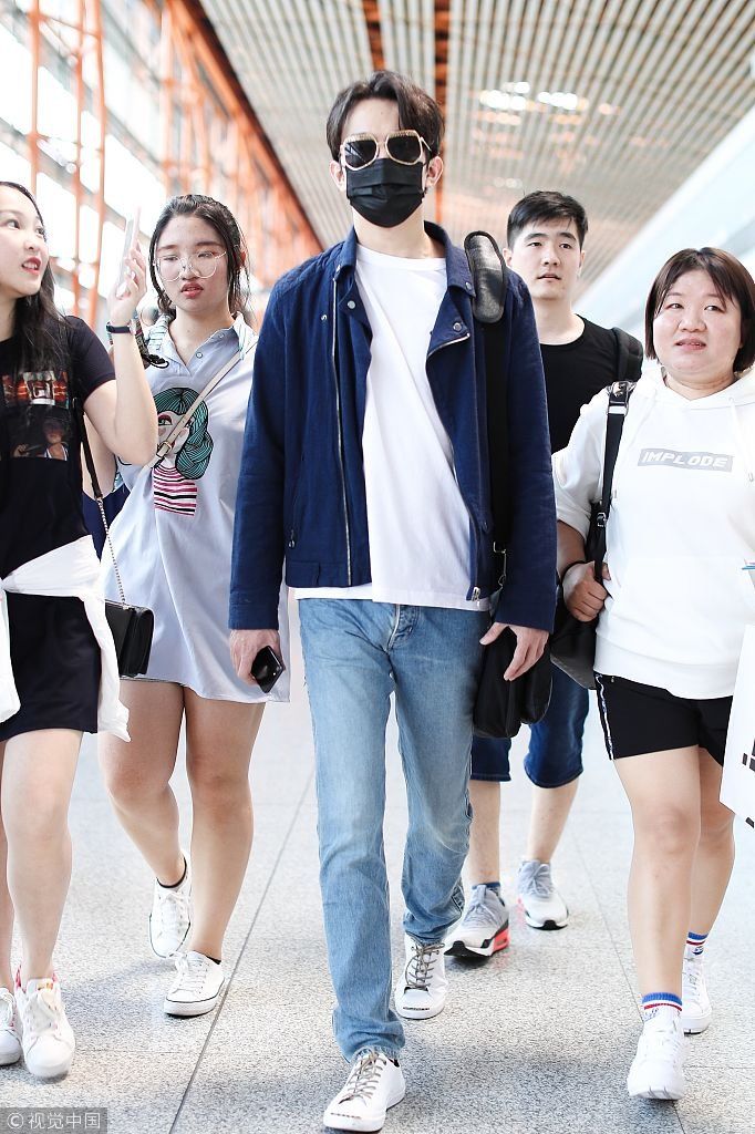 “进口小哥哥”迪玛希口罩墨镜全副武装派头十足 对迷妹竖大拇哥