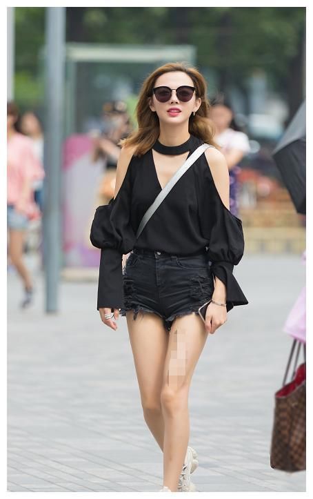 街拍：图三穿紧身裤，美腿修长纤细，一举一动都充满女人味！