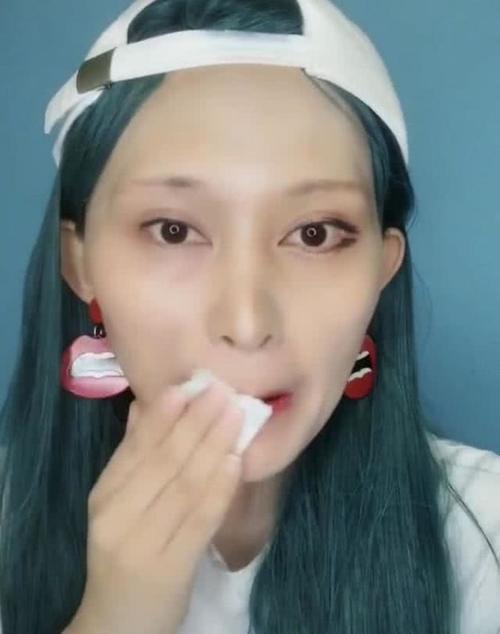 美女约会完回家卸妆，摘下帽子的那一刻，网友：男朋友要哭了！