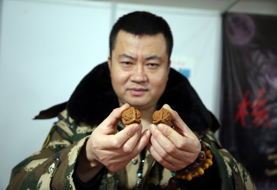 2个核桃卖2万8，网友惊呼“盘”不起，摊主：8万一对也卖过