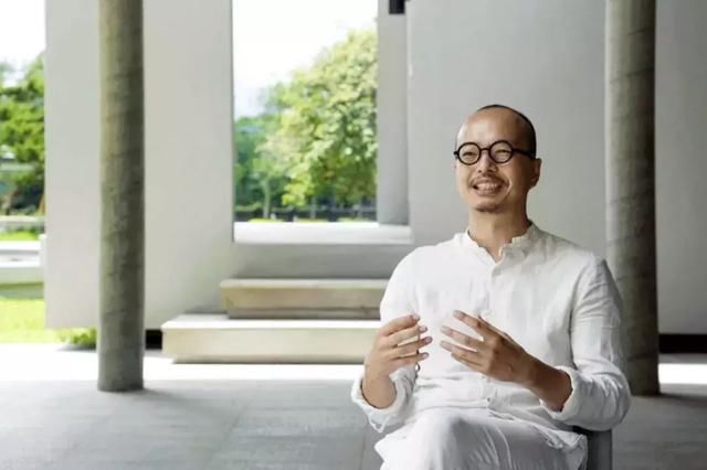 他买下30000小山头,造了一栋隐居的房子,远离城市,幽静清心