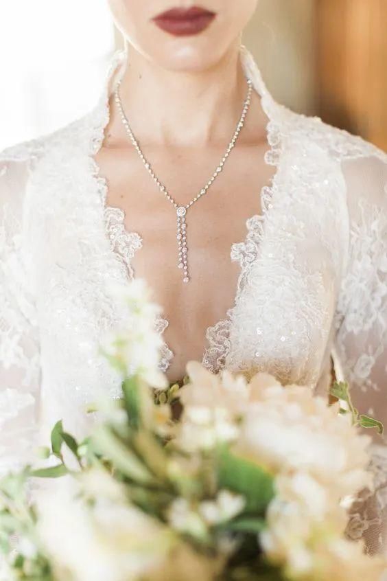 『显得更为』婚礼上项链如何戴才美?先看看婚纱领口设计再决定
