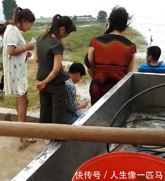 野生黄河大鲤鱼，被激流冲晕，村民冒险下水捕获