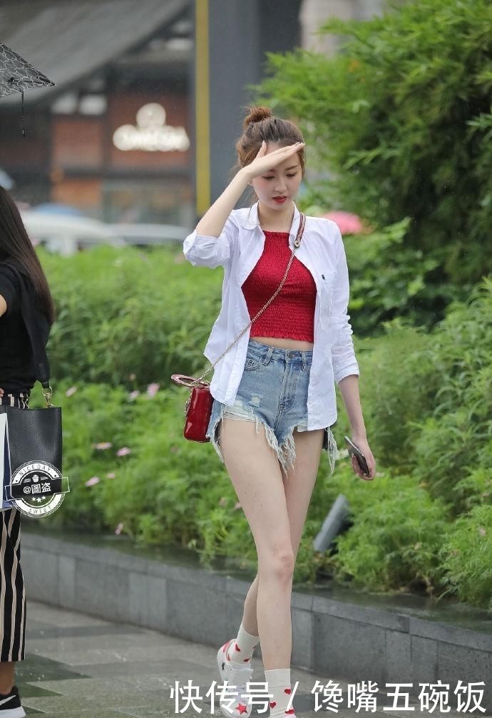「 举止」举止优雅的热裤小姐姐, 有人为她挡雨吗,街拍
