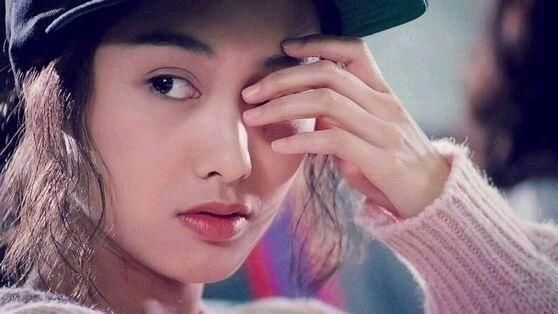 46岁朱茵身材发福，未修图照片，裙子都快撑破了！