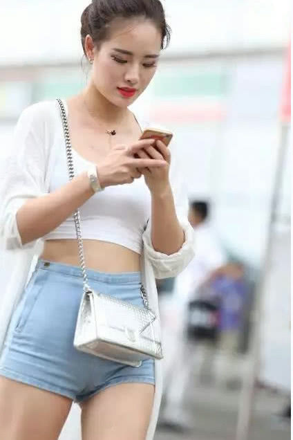 清纯小姐姐白色胸衣配超短裤，大秀丰满的曲线，十分性感