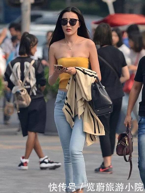 路人街拍拥有魔鬼身材的长腿妹子，一颦一笑都让人心动