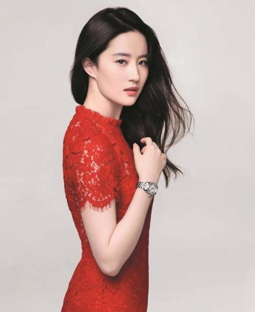 她8岁获得模特冠军,15岁被北影破格录取,30岁似18少女!