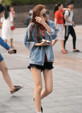 街拍美女:小姐姐迷人热裤加上大白腿! 街上一道靓丽风景线!