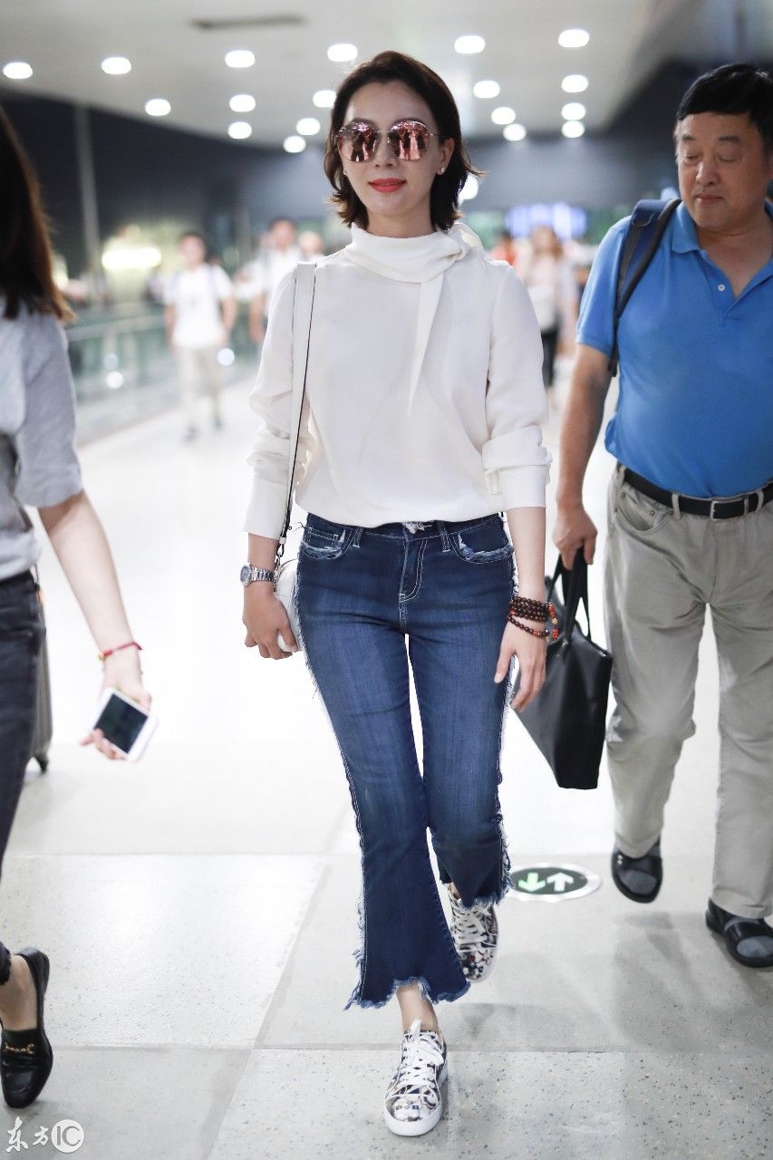陈数素颜现身机场，肤色白皙、面带微笑，休闲装扮也显迷人气质