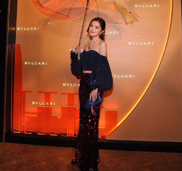 蔡卓妍字母T恤+吊带裙,回归青春美少女,网友:这次没得罪造型师