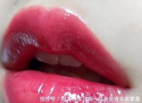 「小甘菊润唇膏」3款适合春季的润唇膏,不油不干,死皮一搓就掉,用完唇炎也好了