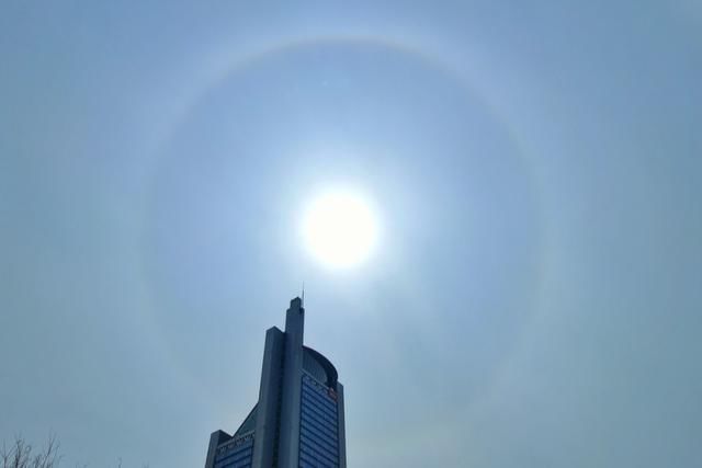  「天空」抬头看！北京天空出现日晕，明天谷雨或有雨