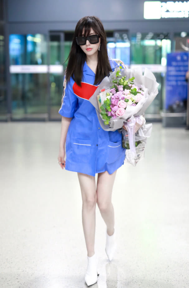 张天爱只穿一件蓝色衬衫，瘦到膝盖凸出来，这下粉丝要心疼了！