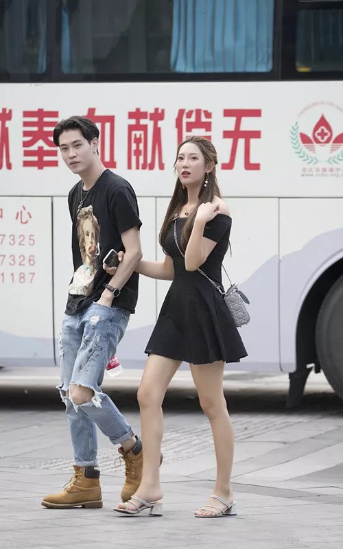 路人街拍，小姐姐穿着清新而淡雅，身材高挑，气质不凡！