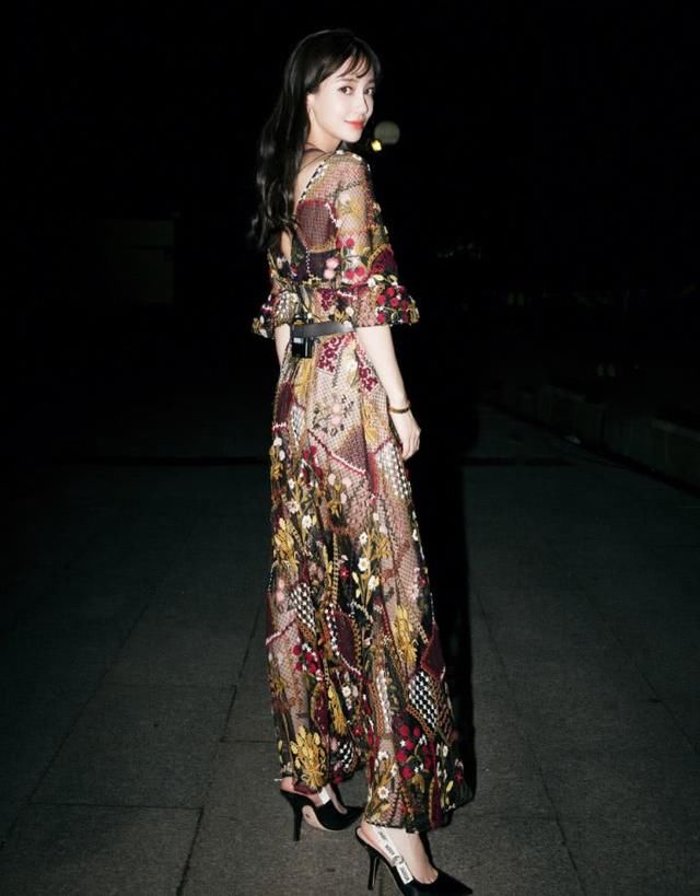 无精修图的杨颖差距不是一般的大，一袭红裙很美艳，但也很尴尬！