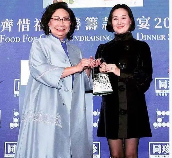  何超琼：何超琼再豪都不装，穿的普通脸没打扮，皱纹多却看着很优雅！