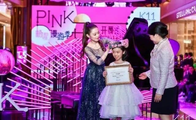 镜头■吉娜这3D身材绝了,穿上旗袍后朗朗忙遮镜头,这女人美得太惊艳