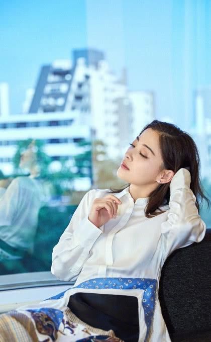 43岁的梅婷身穿一袭白裙，亭亭玉立，网友：美的让人忘了年龄！