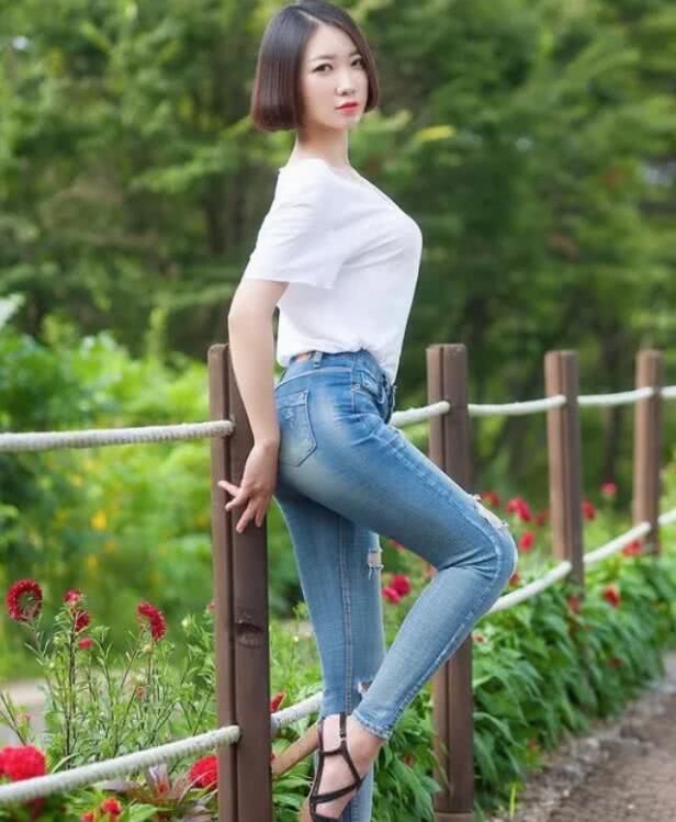  特别@牛仔裤特别是利落干练，衬出女性的优雅气质，穿上都很减龄青春