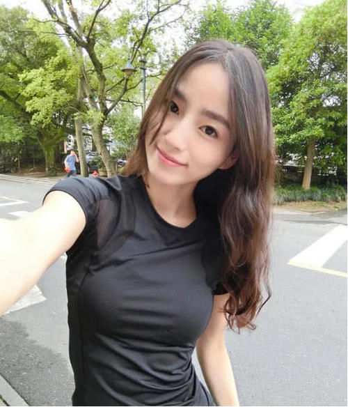 女神们都将普通的打底裤穿搭出极致的美感！