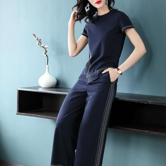 台风季，穿裙子怕走光，聪明的女人都这样打扮，再强的风也不怕