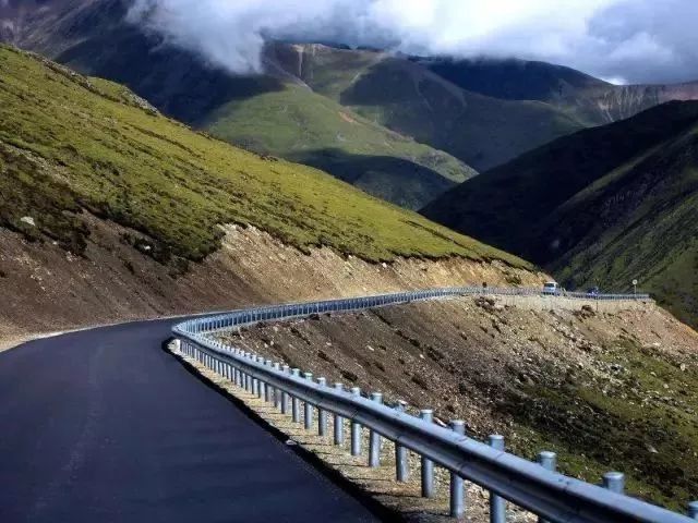 “大家好，我叫川藏线，是一个成熟的公路，这是我的自我介绍”