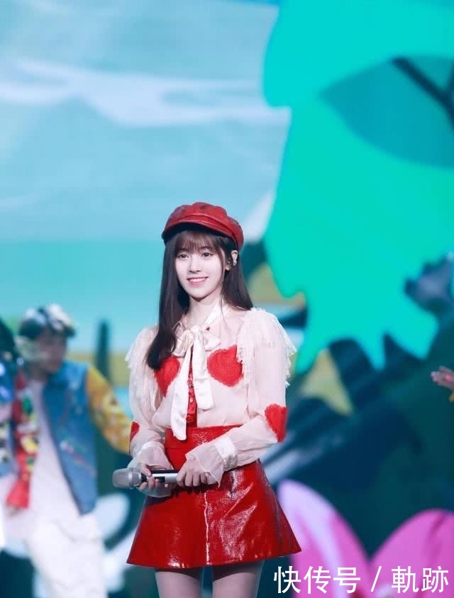  『凌乱』鞠婧炜穿鹅黄毛衣配围巾，头发凌乱鼻子通红，这才是“四千年美女”