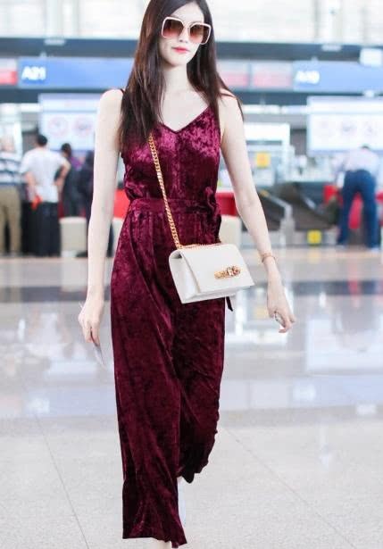 大嘴“何仙姑”古典长裙尽显九头身比例，国人心目中女神标准